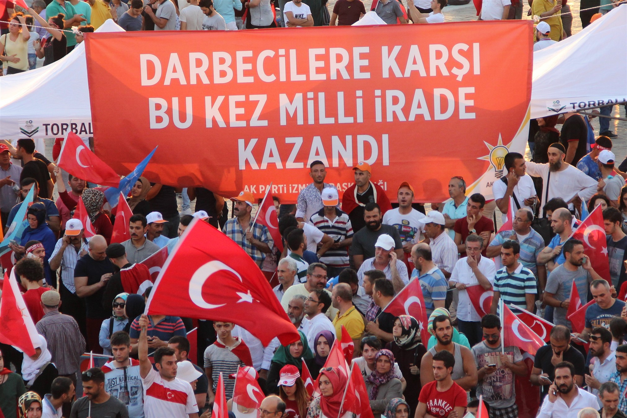 İzmir’de darbe girişimine karşı demokrasi nöbeti