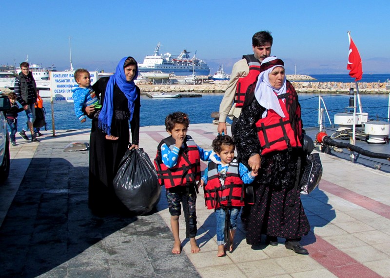 İzmir'in iki ilçesinde 347 sığınmacı yakalandı