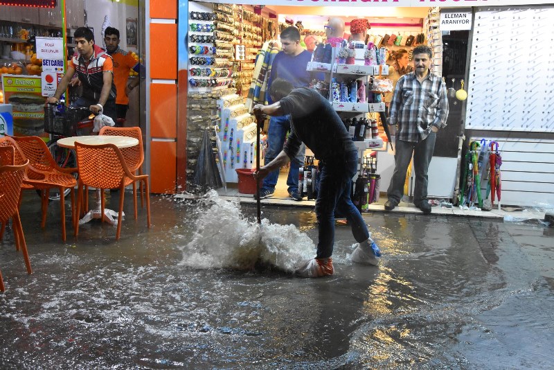 İzmir yağmur ve lodosa teslim!