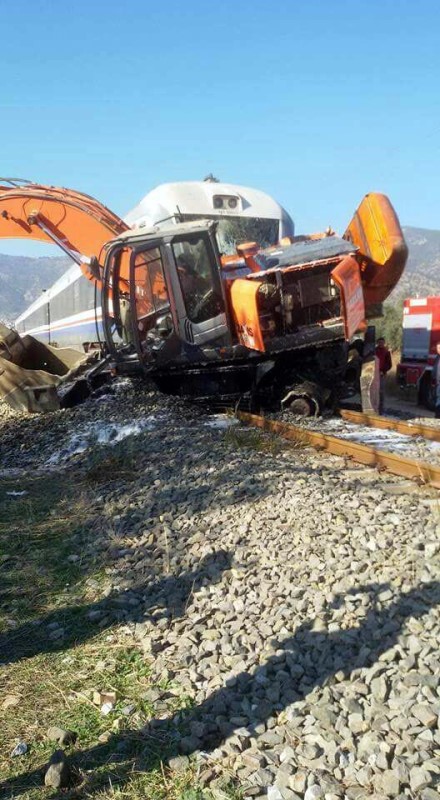 İzmir'de yolcu treni iş makinesine çarptı