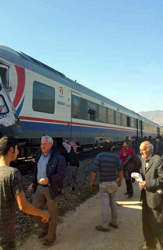 İzmir'de yolcu treni iş makinesine çarptı