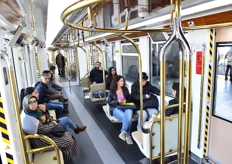 İzmir Metrosu'nda yat konsepti