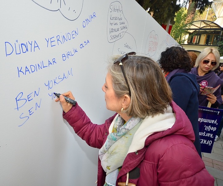 İzmirli kadınlar şiddete karşı yürüdü