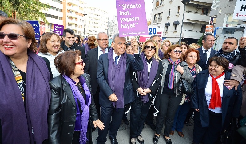 İzmirli kadınlar şiddete karşı yürüdü
