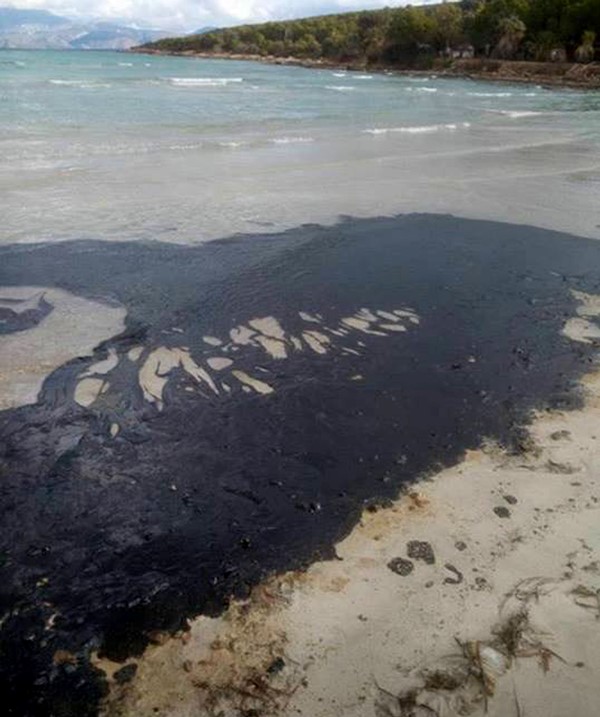 Sızan yakıt, Çeşme kıyılarını vurdu