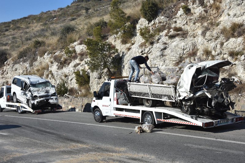 İzmir'de karşı şeride geçen araç ölüm saçtı