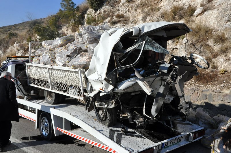 İzmir'de karşı şeride geçen araç ölüm saçtı