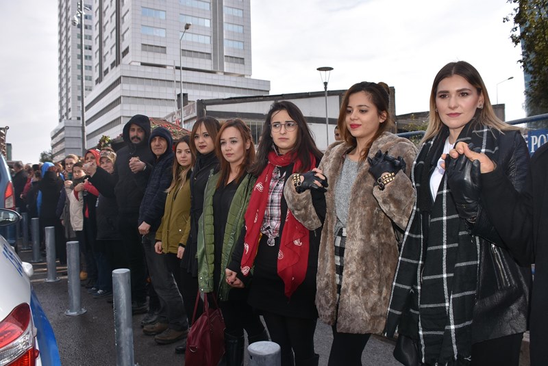Avukatlar İzmir Adliyesi’ni ele ele çevreledi