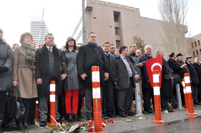 Avukatlar İzmir Adliyesi’ni ele ele çevreledi