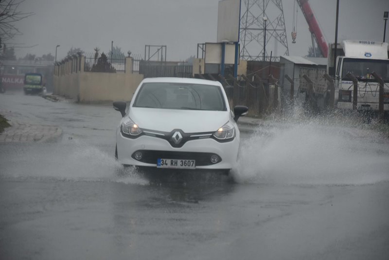 İzmir'i sağanak yağmur vurdu