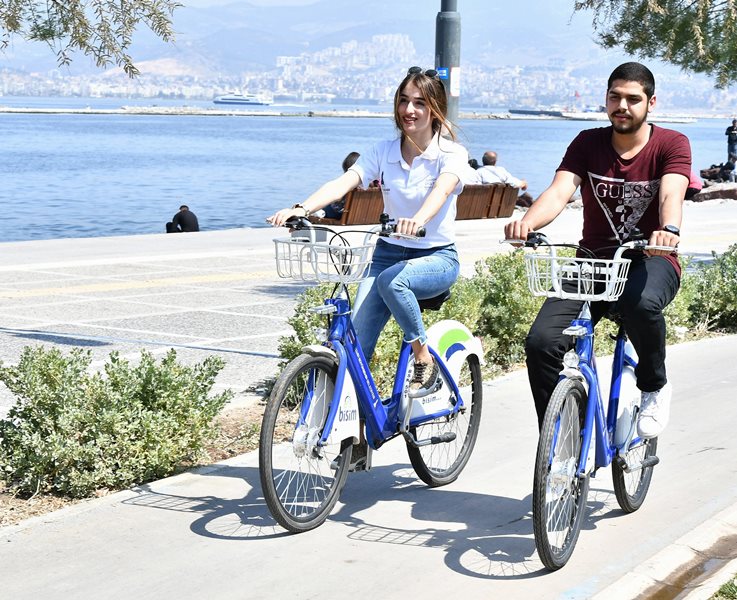 İzmirli bisikletçiler Avrupa’da zirveyi zorluyor