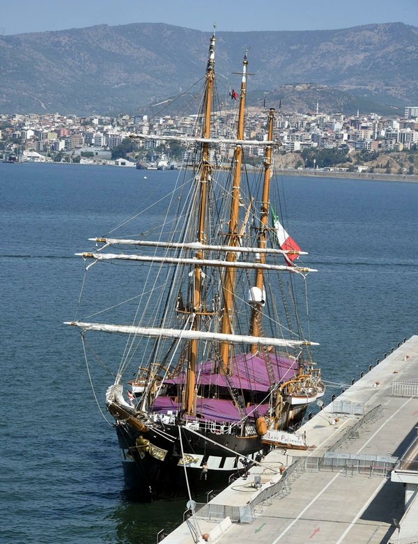 Tarihi gemi İzmir Limanı'na demirledi