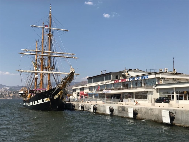 Tarihi gemi İzmir Limanı'na demirledi