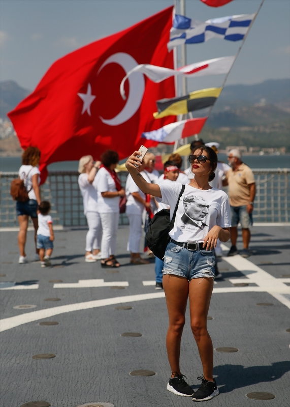 Harp gemileri İzmirlilerin ziyaretine açıldı