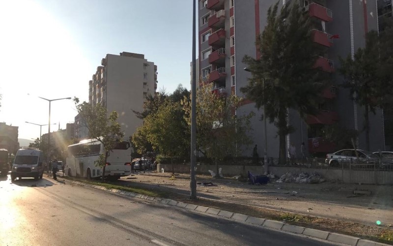 İzmir'de servis aracı geçerken patlama