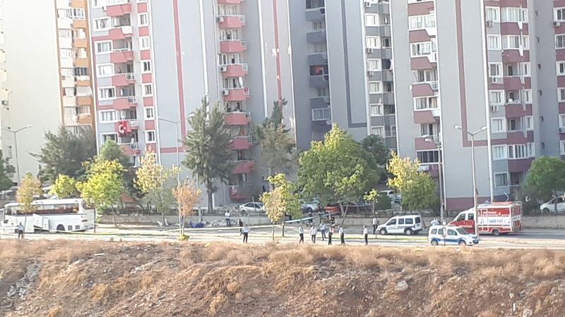 İzmir'de servis aracı geçerken patlama