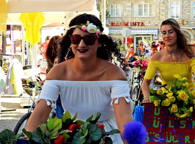 İzmir'de 'süslü kadınlar' pedal çevirdi