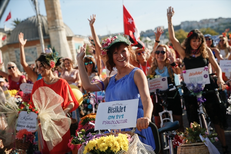 İzmir'de 'süslü kadınlar' pedal çevirdi