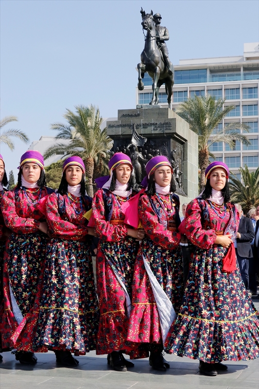 İzmir'de 'Barış ve Dostluk' Festivali başladı