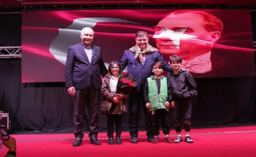 Türkmen ve Tugay'a Kemalpaşa'da yoğun ilgi: Bu büyük ailenin ferdiyim!