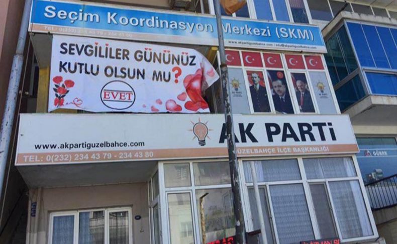 AK Parti Güzelbahçe'den '14 Şubat' pankartı