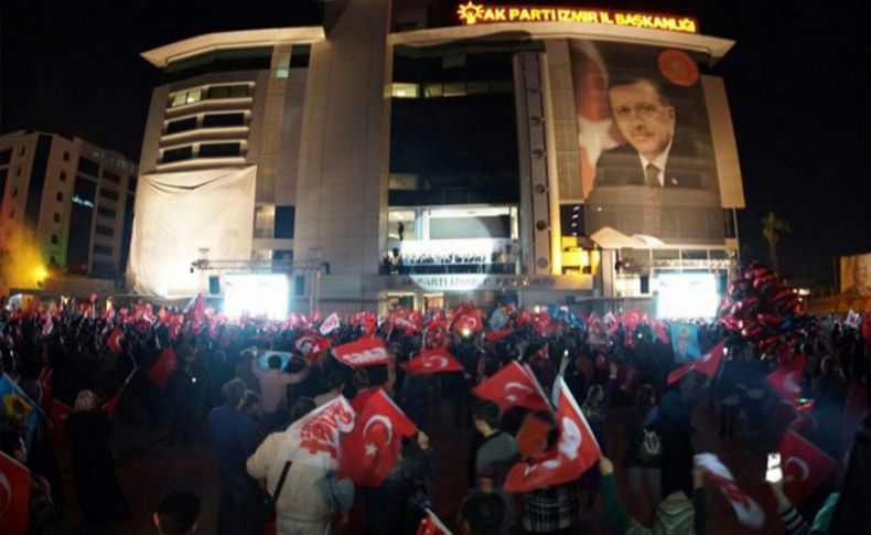 AK Parti İzmir'de 'evet' kutlaması!