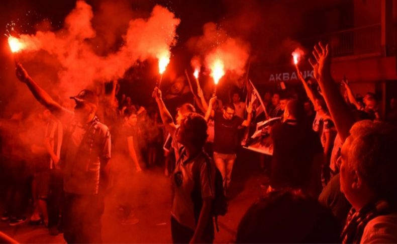 Altay taraftarları İzmir'de meşalelerle kutlama yaptı