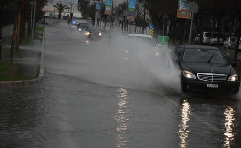 Aşırı yağış İzmir'i etkisi altına aldı