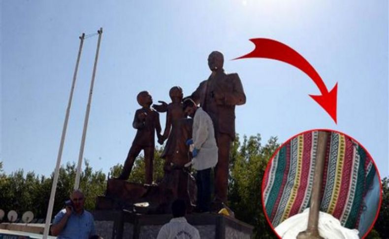 Atatürk Anıtı’na çekiçli saldırı