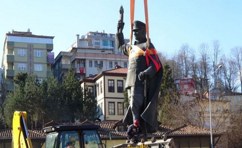 Atatürk heykelinin kaldırılmasına Foça'dan tepki