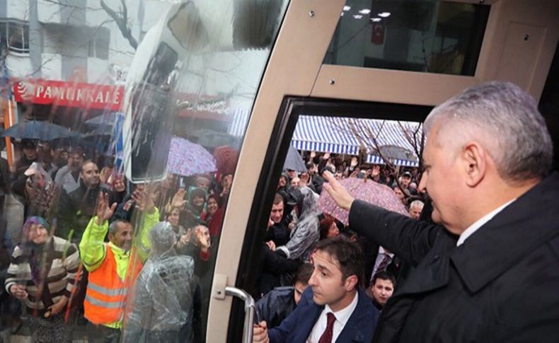 Başbakan Bergama'da otobüsten seslendi