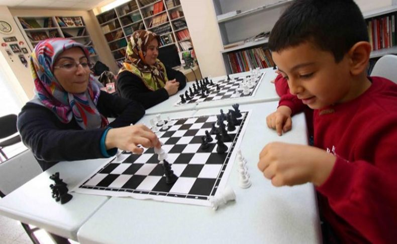 Bayraklı’da satranç kursuna yoğun ilgi