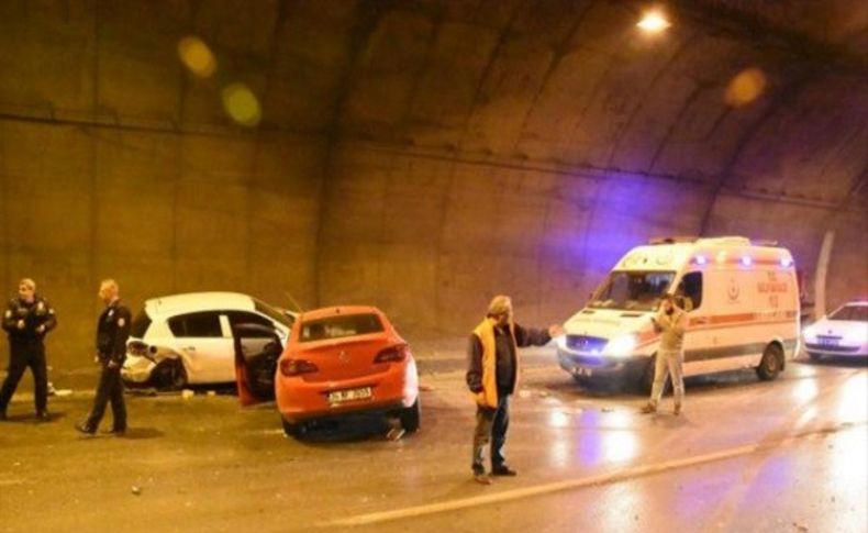 Bayraklı Tünelleri'nde zincirleme trafik kazası; 2’si ağır 5 yaralı