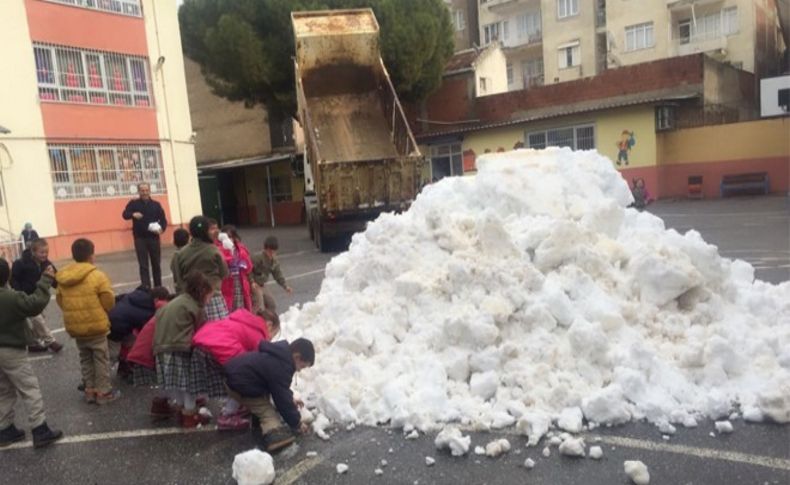 Belediye öğrencileri ayağına kamyonla kar götürdü