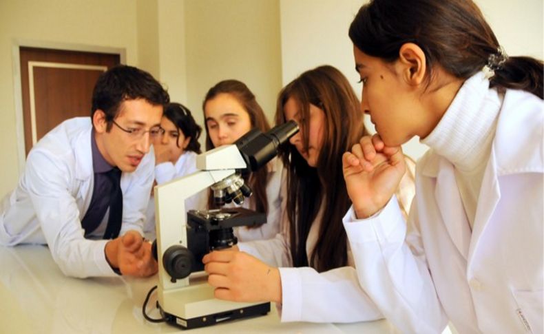 Bornova’da çocuklar bilimi deneyerek öğreniyor