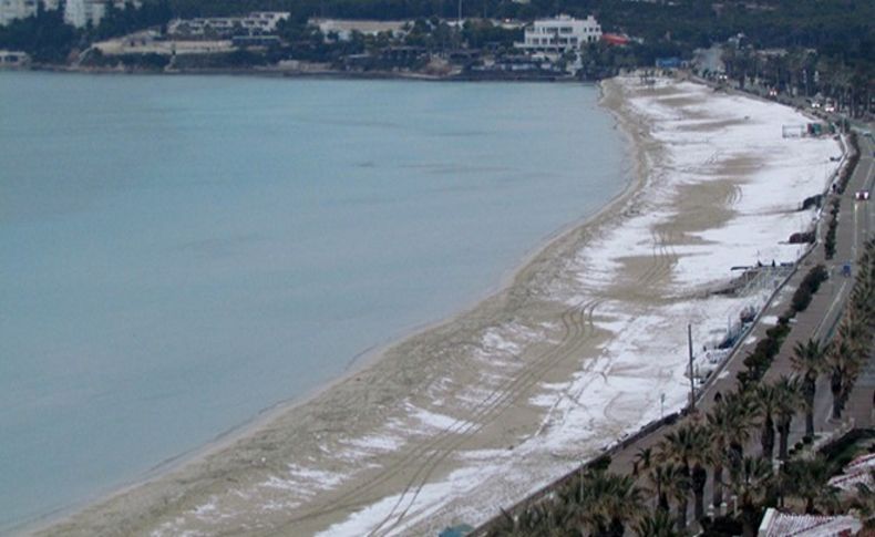 Çeşme'nin ünlü plajı beyaza büründü