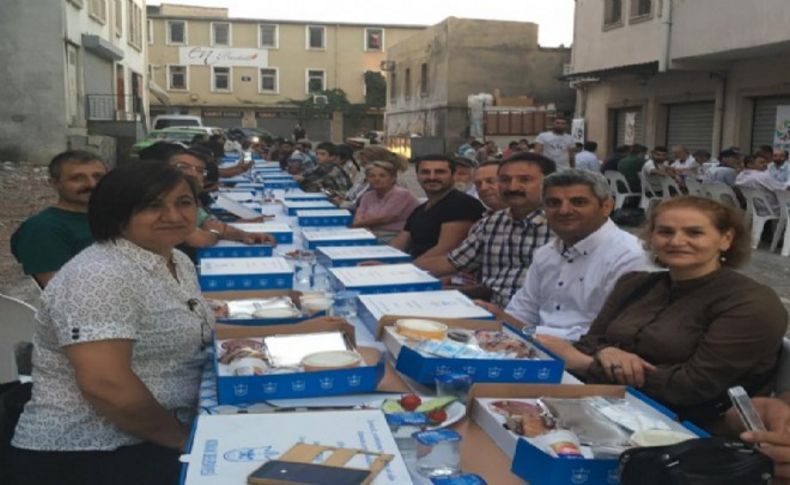 CHP İzmir'den kağıt toplayan emekçilere iftar