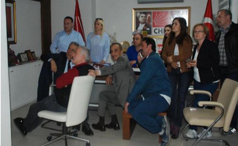 CHP İzmir sonuçları il binasında takip etti