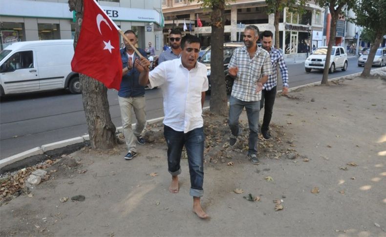 CHP'li üye elinde bayrak, çıplak ayakla 'adalet' aradı