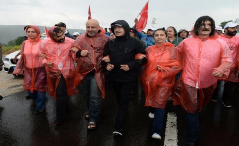 CHP lideri Kılıçdaroğlu, yağmur altında yürüdü