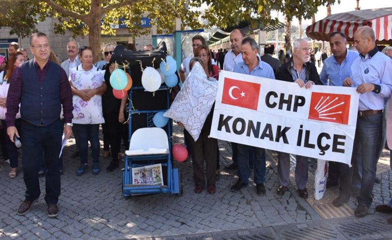 CHP'den 'Yastık'lı protesto