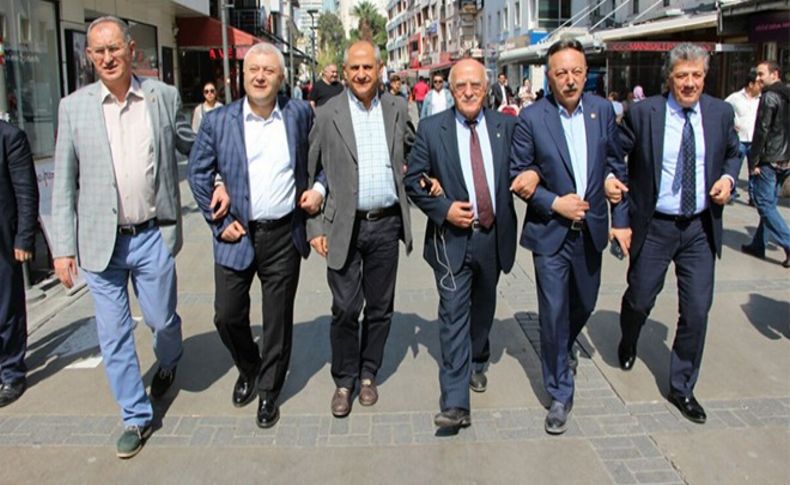 CHP'nin İzmir milletvekillerinden kol kola 'hayır' çalışması!