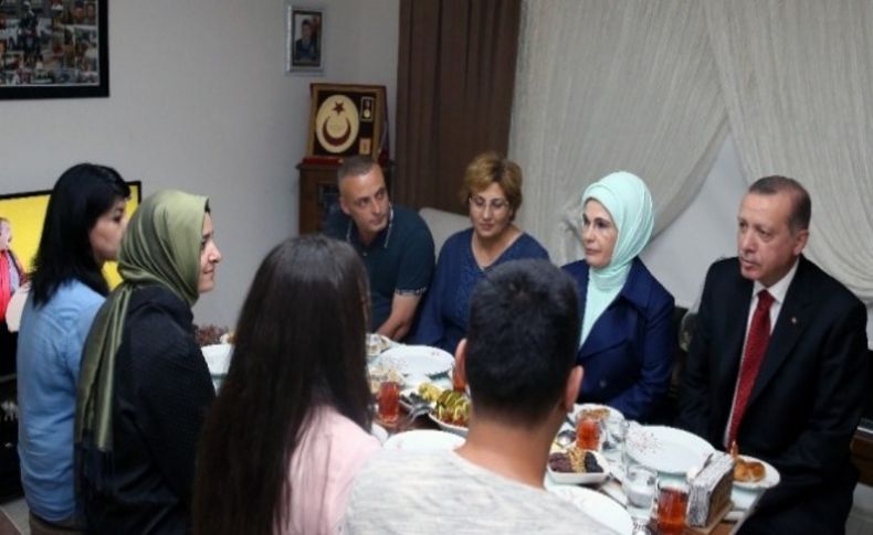 Erdoğan şehidinin evinde iftar yaptı