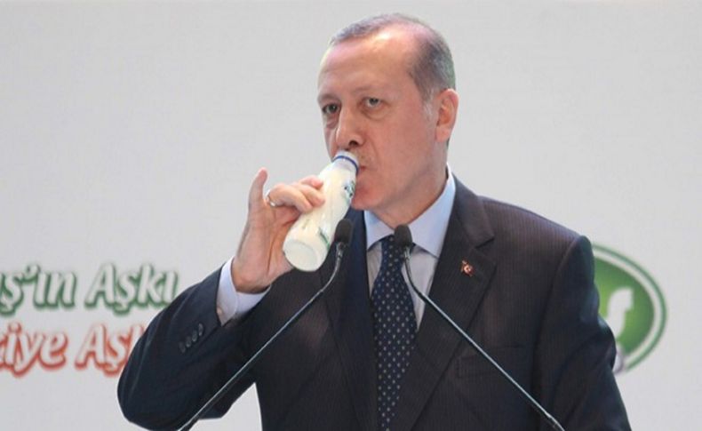 Cumhurbaşkanı Erdoğan kürsüde ayran içti