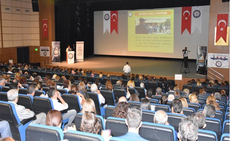 İzmir'de emniyetten ‘güvenli okul’ konferansı