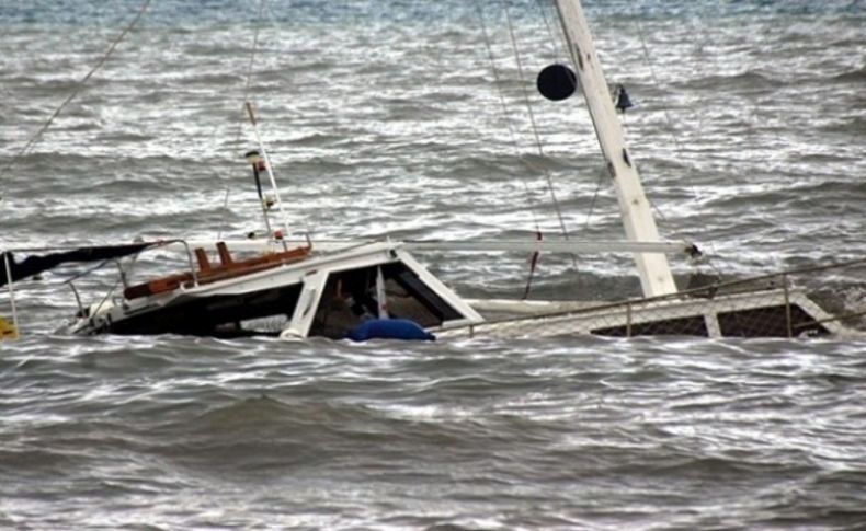 Fırtına nedeniyle batan teknedeki 2 kişi kayboldu