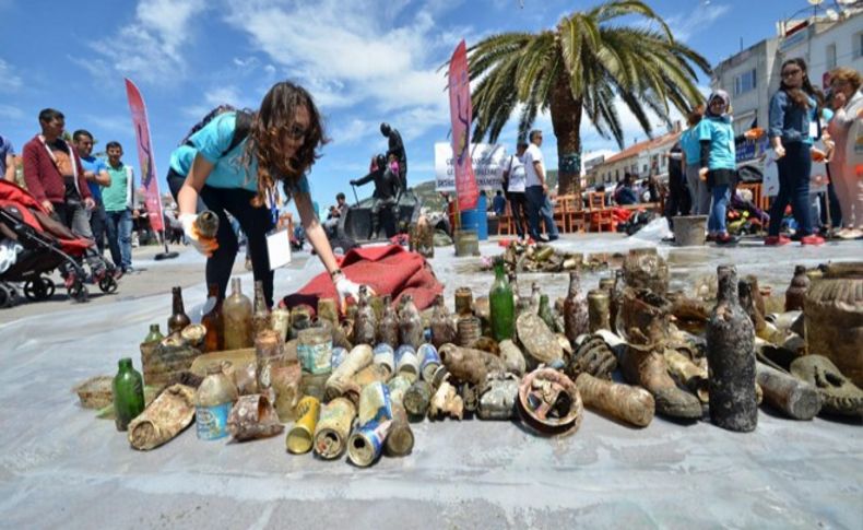 Foça'da öğrenciler denizi temizledi