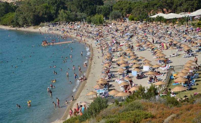 Foça'nın mavi bayraklı plajları tatilcilerin gözdesi