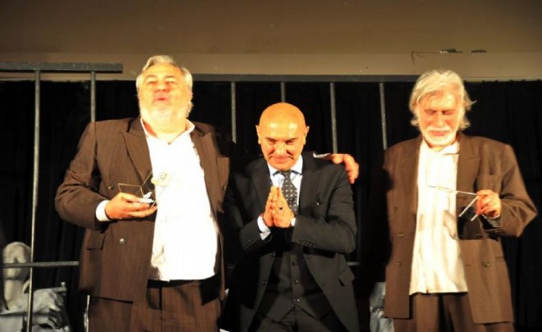 İki usta tiyatrocu Seferihisar'da ayakta alkışlandı