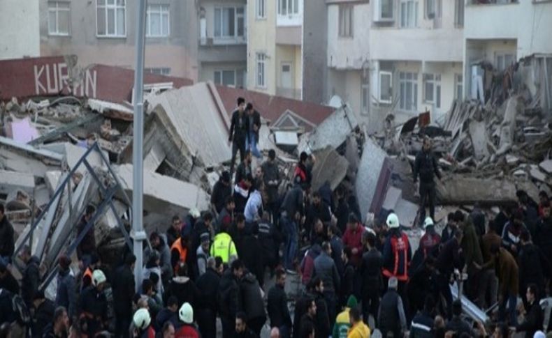 İstanbul'da bina çöktü: 2 ölü,17 yaralı